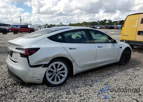 2024 Tesla Model 3 z USA, uszkodzony, nr VIN 5YJ3E1EB2RF816947